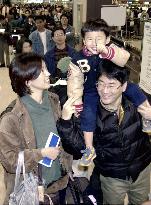 Japanese begin year-end holiday exodus at Narita